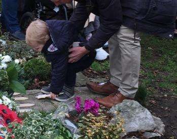 The Mayor of Deal's grandson lays a Star of David at the monument (6809443)