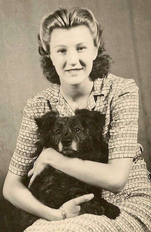 Betty King and dog Mick (10358121)