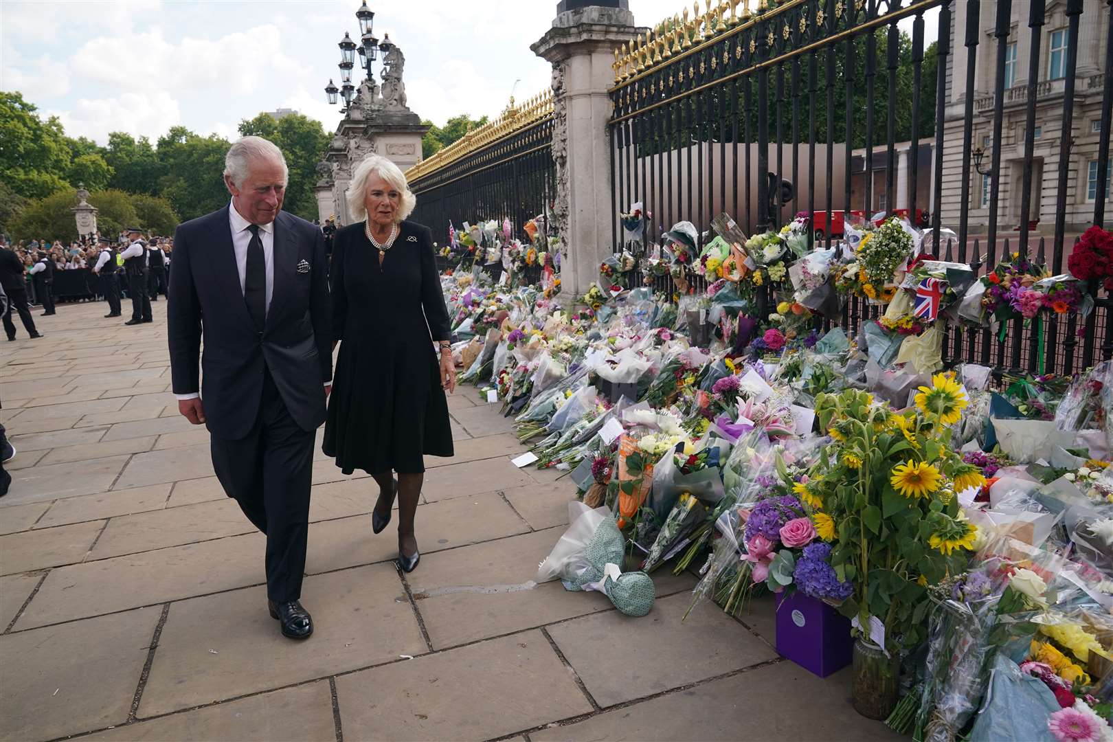 The King and Queen view floral tributes (Yui Mok/PA)