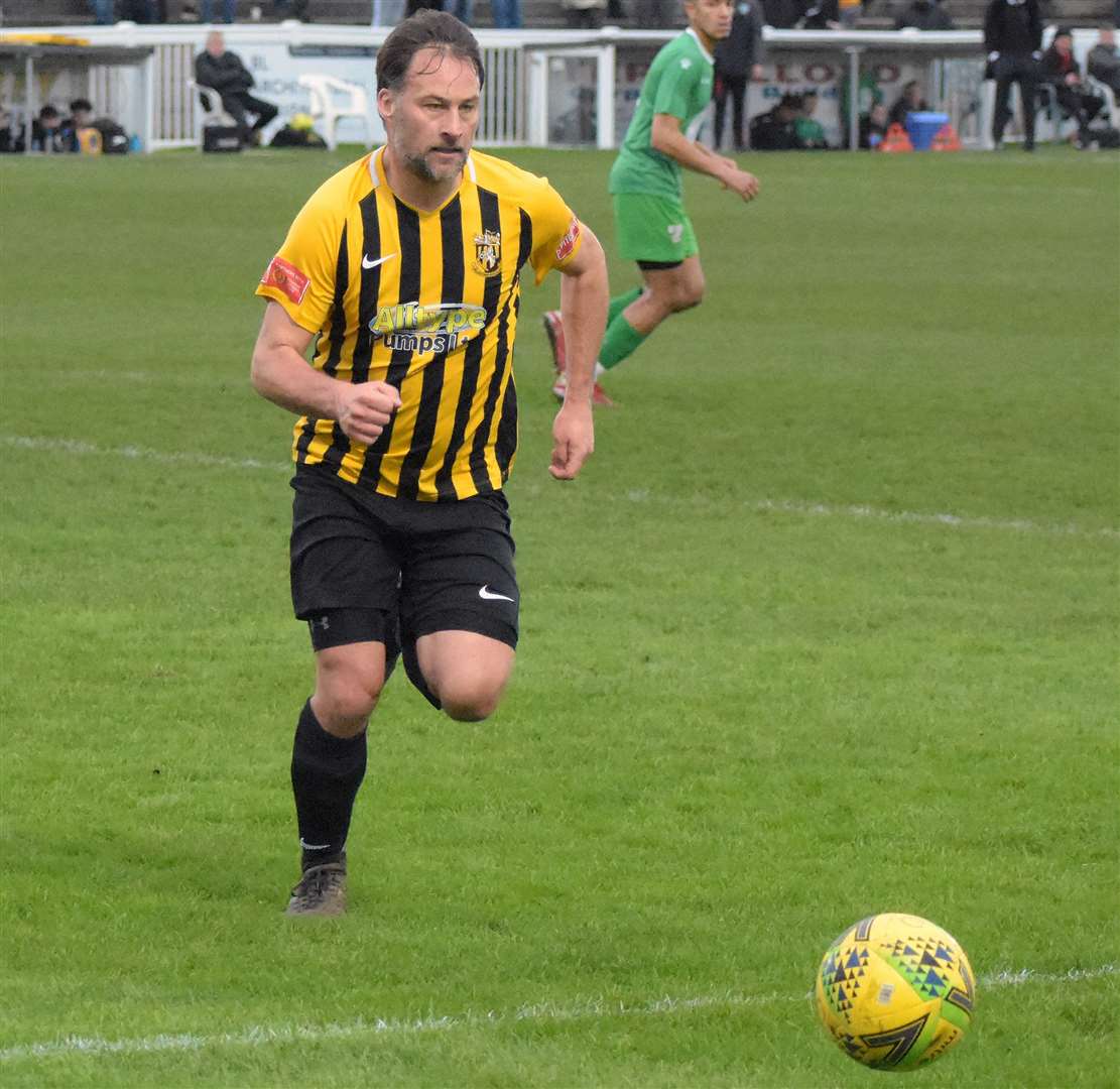 Player-coach Micheal Everitt chases down a loose ball. Picture: Randolph File