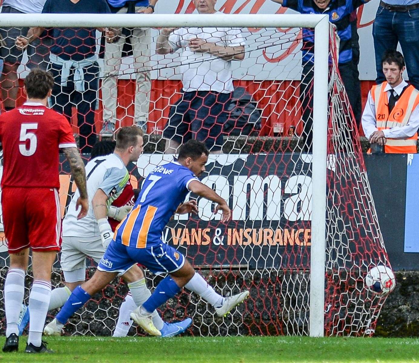 Wealdstone take the lead at Welling on Saturday. Picture: Dave Budden (16740021)