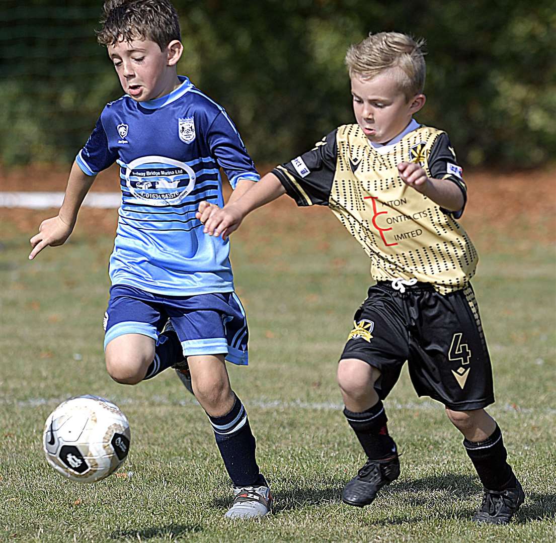 Rochester City under-8s (blue) are closed down by Valley View under-8s on Sunday. Picture: Barry Goodwin (42223665)