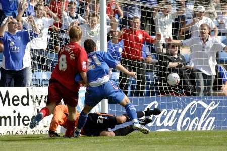 Matt Jarvis outpaces the Huddersfield defence to give the Gills the lead. Picture: GRANT FALVEY