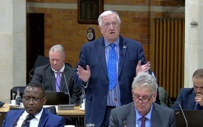 Cllr Howard Doe (Con) addresses the full council