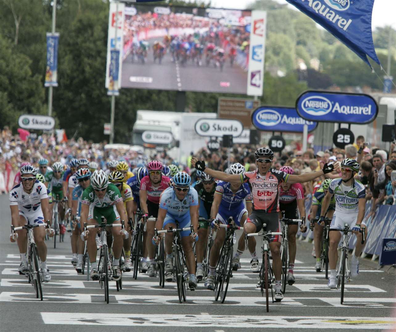 Robbie McEwen celebrates as he takes a remarkable stage victory in Canterbury