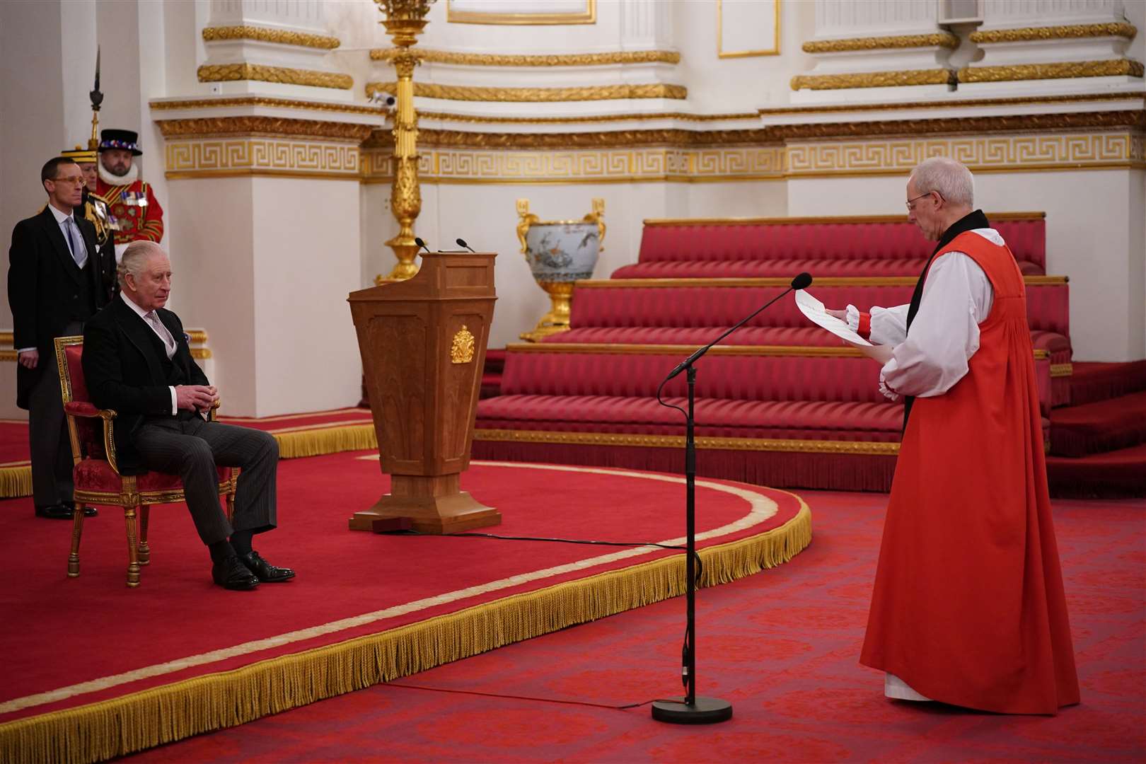 The King listens to the Archbishop of Canterbury (Yui Mok/PA)