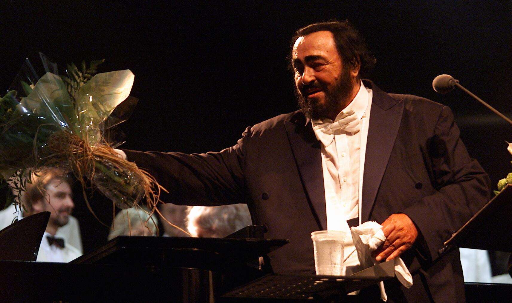 Pavarotti performing at Leeds Castle in 2004