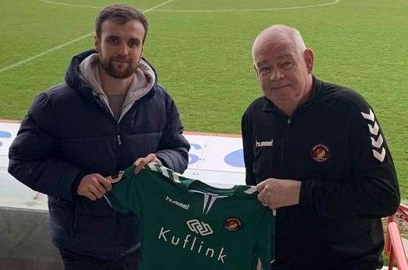 On-loan Fleet keeper David Gregory with club secretary Peter Danzey (26331678)