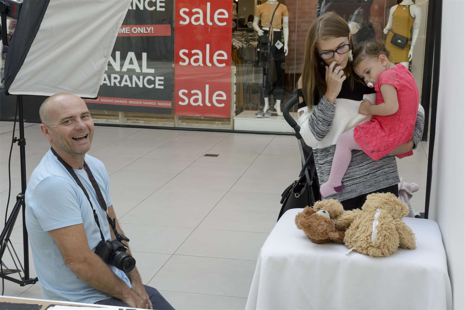 From left, Cute Kids photographer Andy Nield with Yasmine Towner and Amelia, 2. Picture: Andy Payton (3358248)