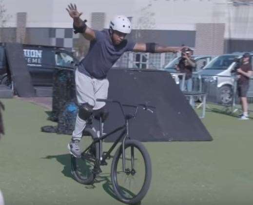 Heru performing a BMX stunt at Dreamland, Margate. (19970533)