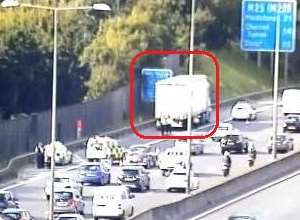 Lorry breaks down on M25