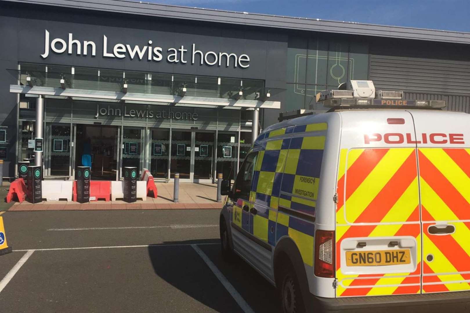 The scene outside John Lewis in Tunbridge Wells (42268321)