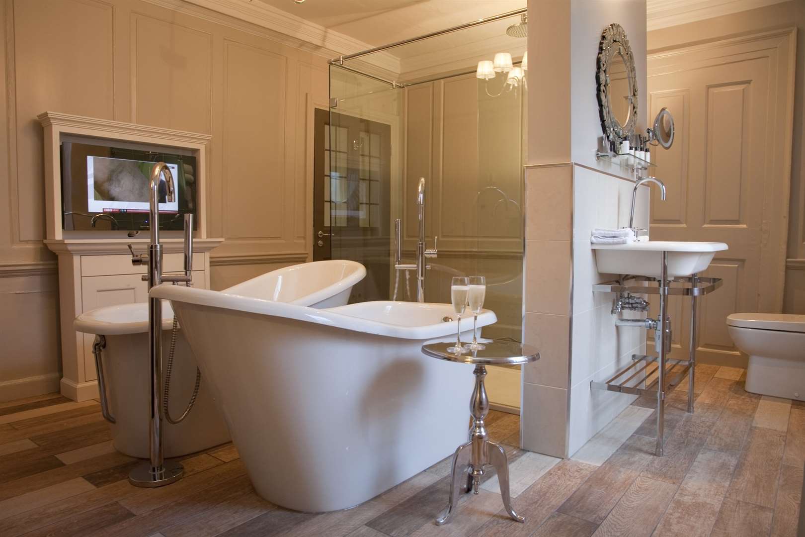 The bathroom of the Vicarage suite at Vanbrugh House luxury hotel in Oxford