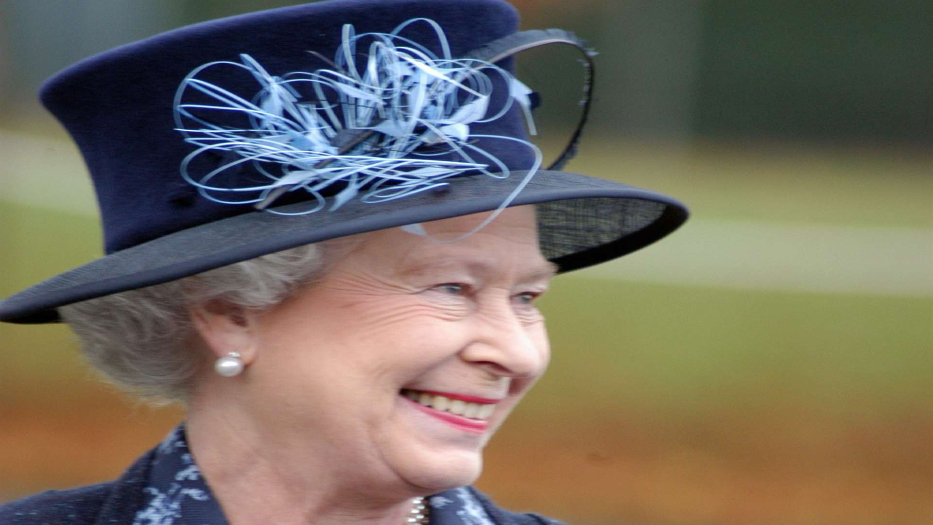 A statue of the Queen is being installed in Gravesend