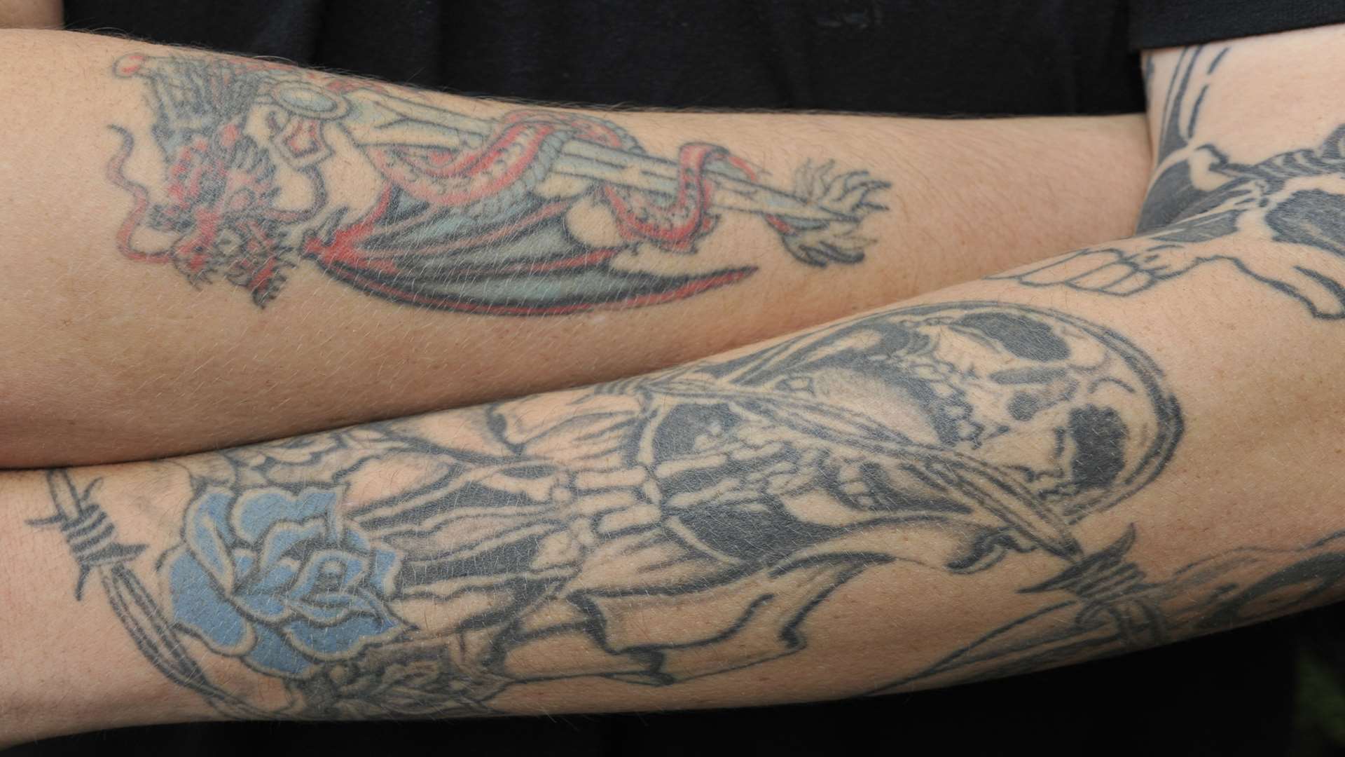 This burnt hand that reveals a fresh tattoo underneath : r/mildlyinteresting