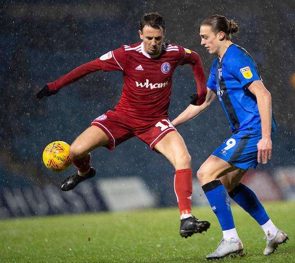 Tom Eaves looks to win the ball for the Gills Picture: Ady Kerry (6857155)