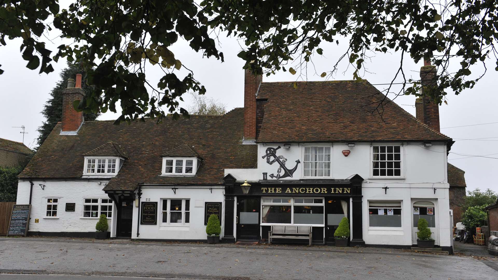 Anchor Inn at Wingham wins Best Entertainment Pub in the country in