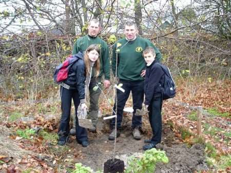 Sandwich Technology School students Emily Ratcliffe and Callum Laing dig deep for Tree Week with Charlie Savin and Mark Jones from Mark Jones Tree Surgery.