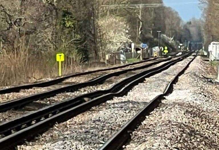 Die Bahnstrecke zwischen Tonbridge und Edenbridge ist wegen eines „Mangels“ im Gleis bis mindestens Dienstag gesperrt