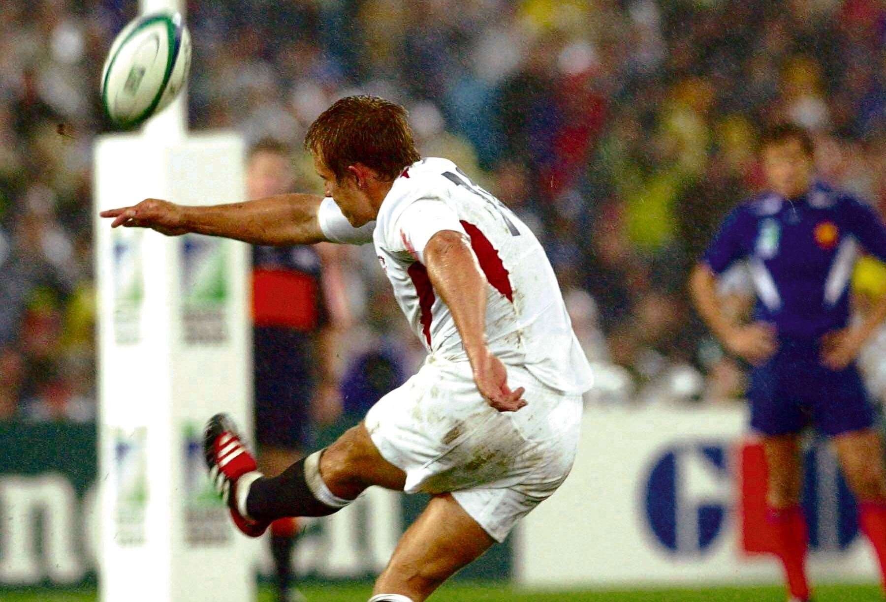 Jonny Wilkinson kicks a penalty