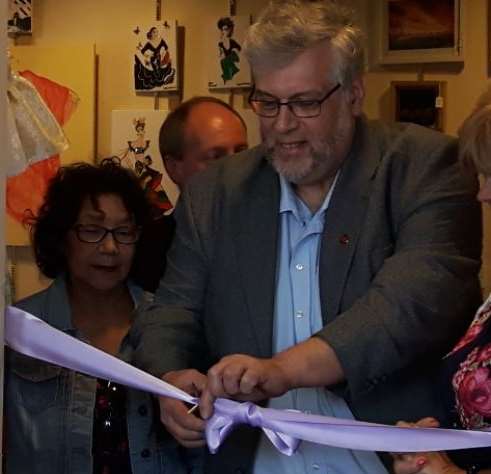 Cllr Mike Eddy cuts the ribbon