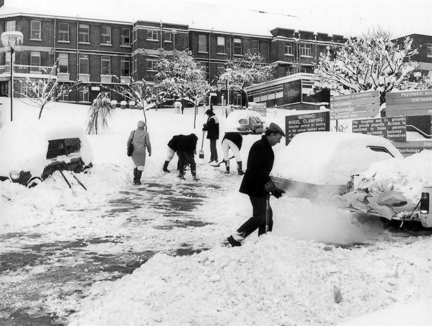 Heavy snowfall at All Saints Hospital in Chatham in January 1987, which closed at the turn of the century when services were moved to Medway Maritime Hospital. The site is now home to a housing estate