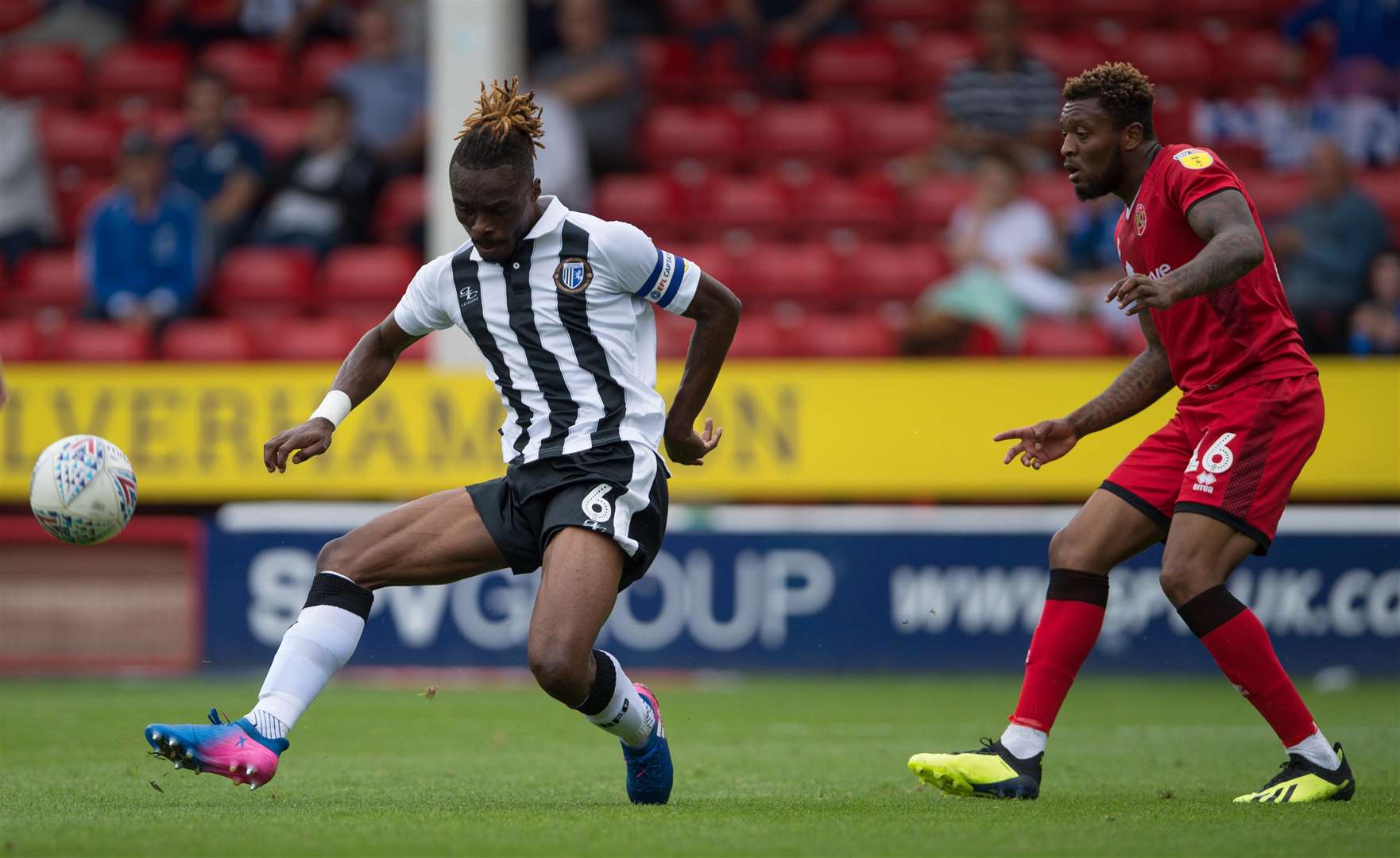 Captain Gabriel Zakuani clears the danger in front of Morgan Ferrier for Gills. Picture: Ady Kerry