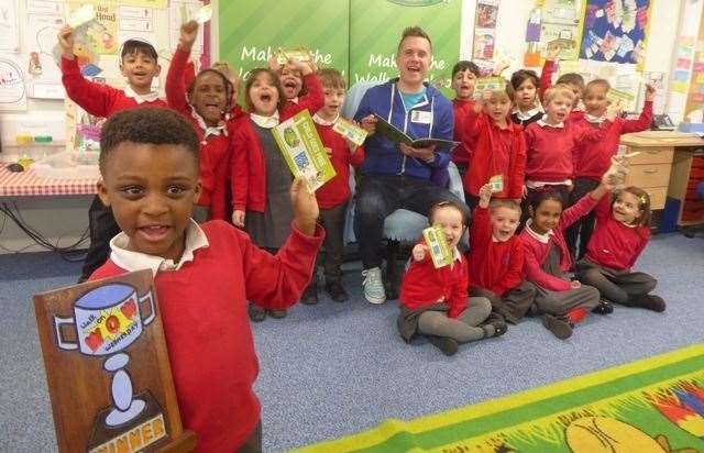 Jensen, five, and Carle Class from Chantry Community Academy meet Mister Maker (8101031)