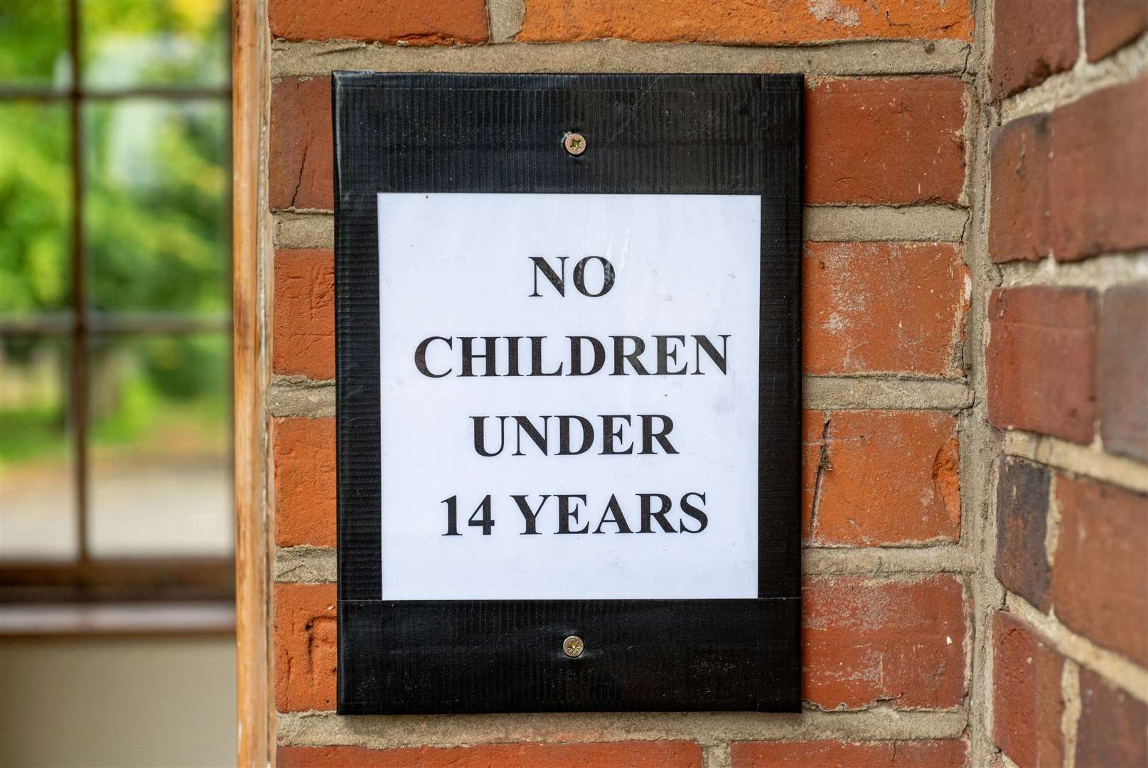 The notice outside the pub. Picture: SWNS / Tony Kershaw