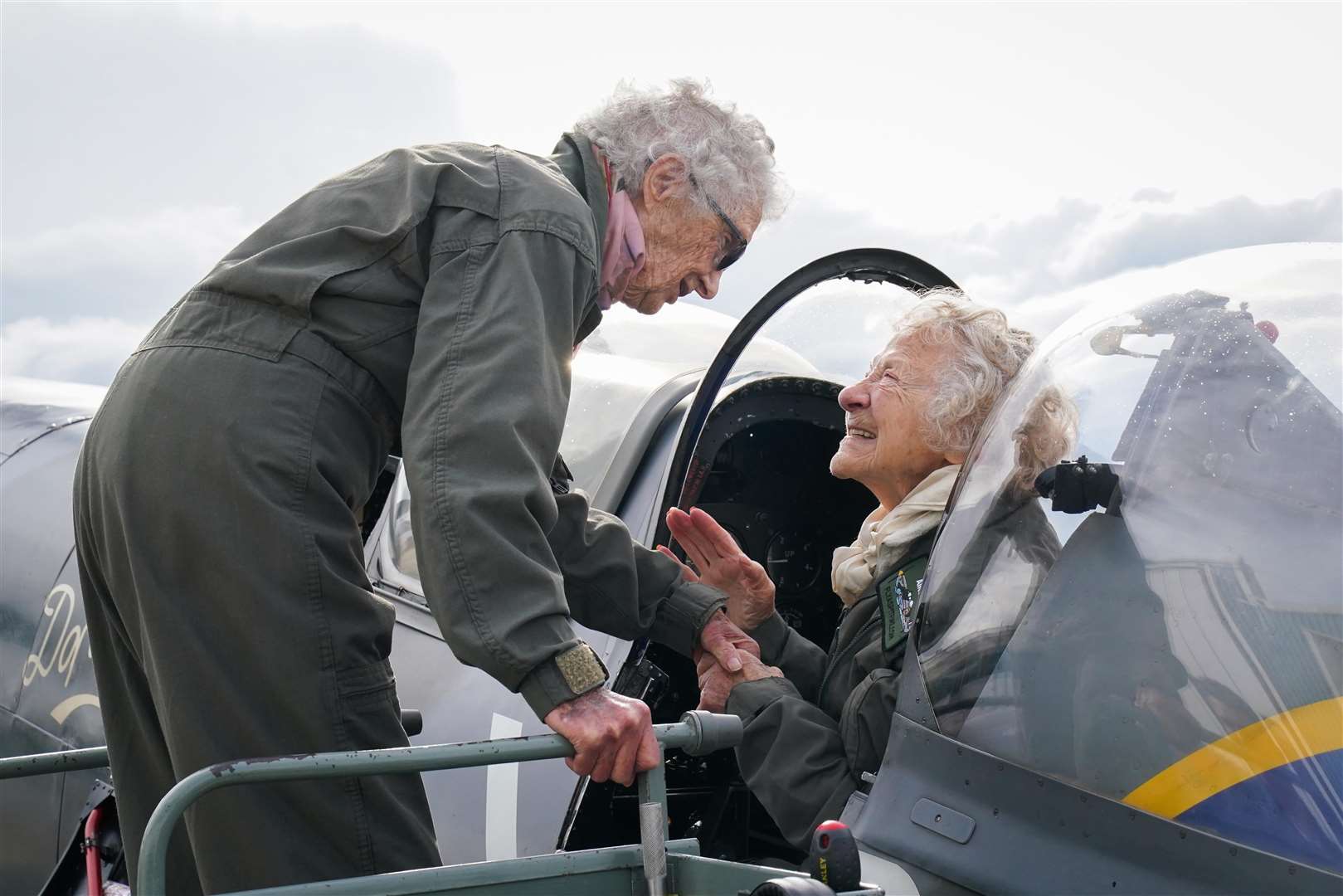 The Second World War veterans have a chat after their special flight (Gareth Fuller/PA)