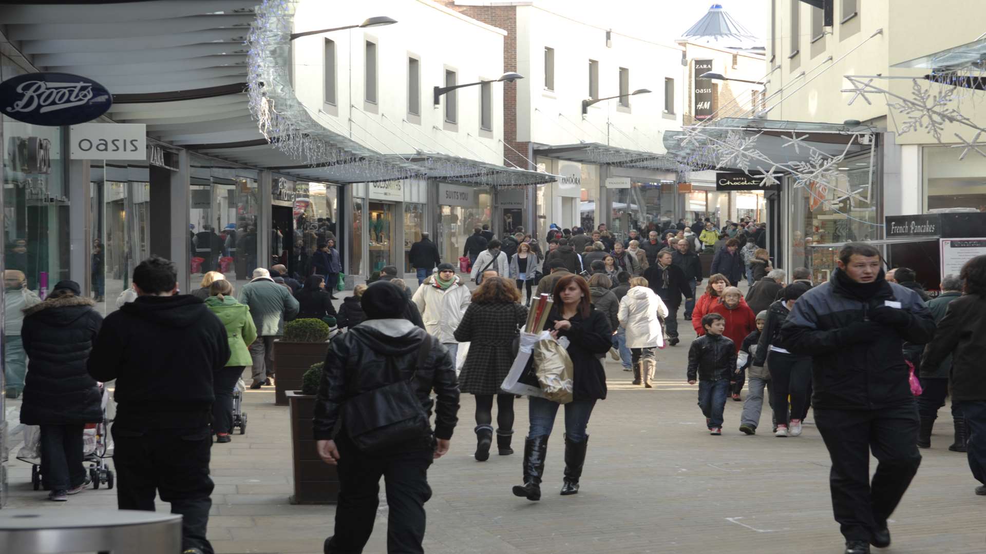 Christmas shoppers in Fremlin Walk