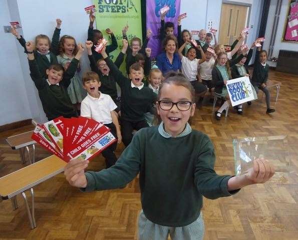 Rosie Sears and Hogwarts Class at Lansdowne Primary School with author Amicia Oldfield (12089283)