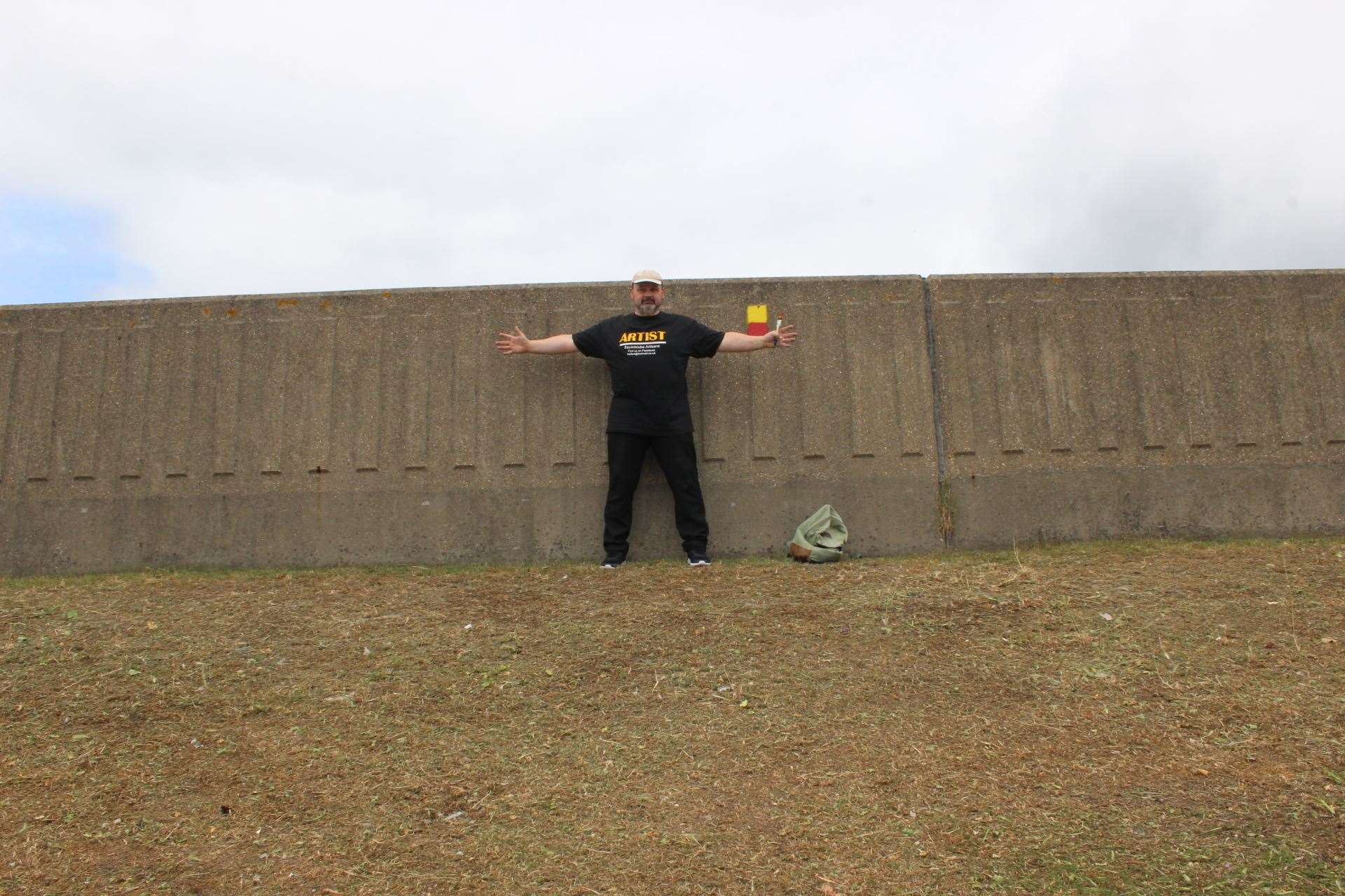 Sheppey artist Richard Jeferies marks out the sea wall in Beachfields, Sheerness, for his secret summer mural. Picture: John Nurden (11526991)