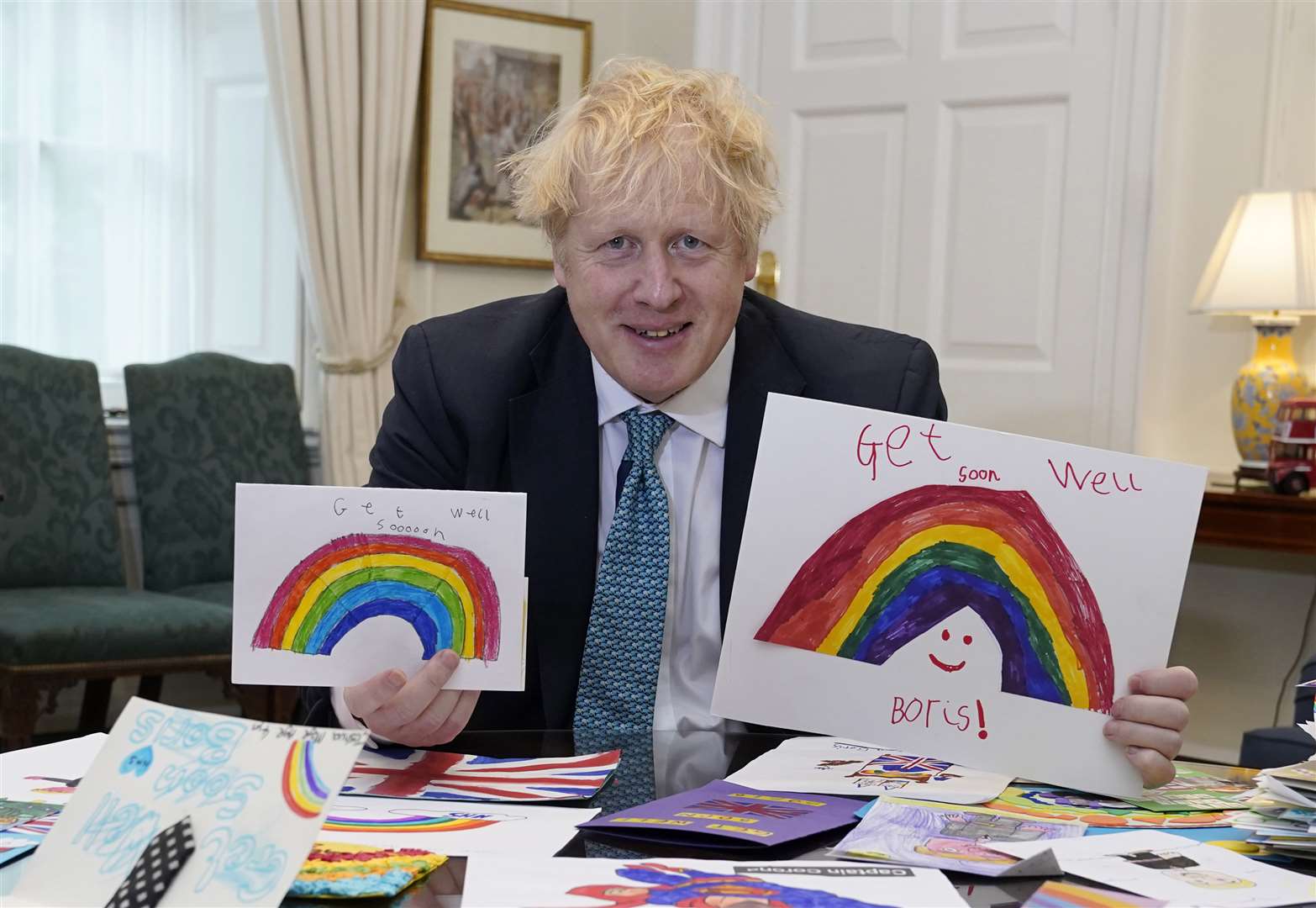 The PM was clearly delighted to receive the cards (Andrew Parsons/10 Downing Street/Crown Copyright)