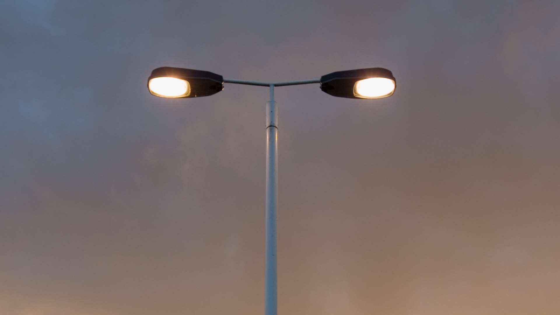 Kent County Council says it has a "procedure" for repairing street lights.