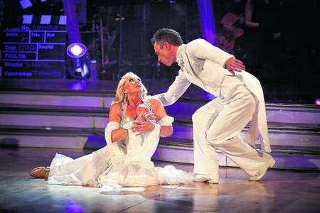 Pamela Stephenson and James Jordan, Viennese waltz