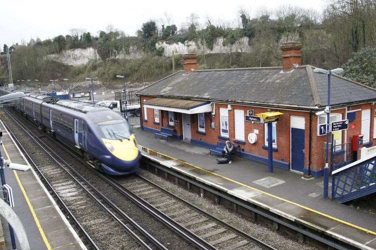 A train pulling into Higham Railway Station.