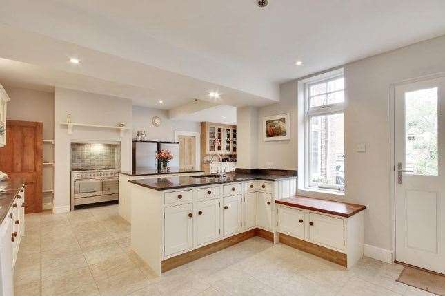 The kitchen. Picture: Zoopla / Harpers and Hurlingham