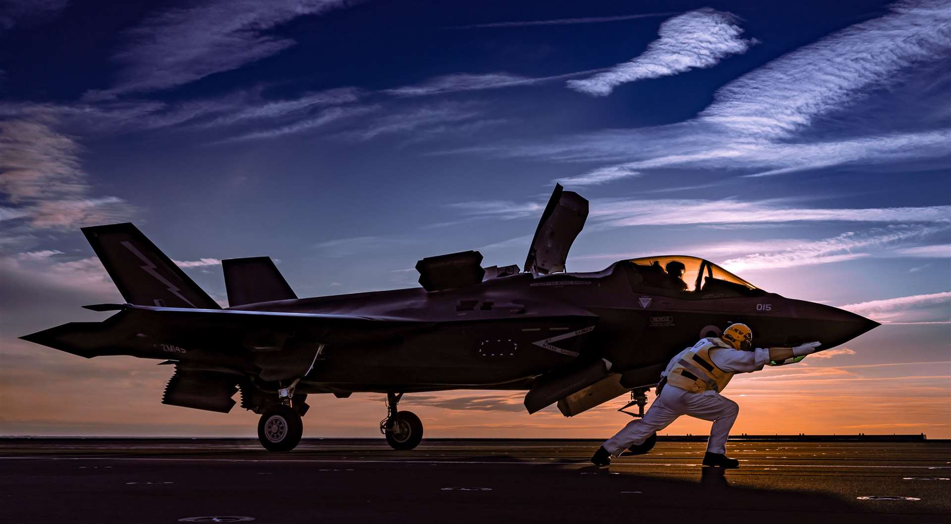 An F-35B Lightning jet sits on HMS Queen Elizabeth’s flight deck during her Westlant 19 deployment to the east coast of the US, taken by Kyle Heller (LPhot Kyle Heller/MoD/Crown Copyright)