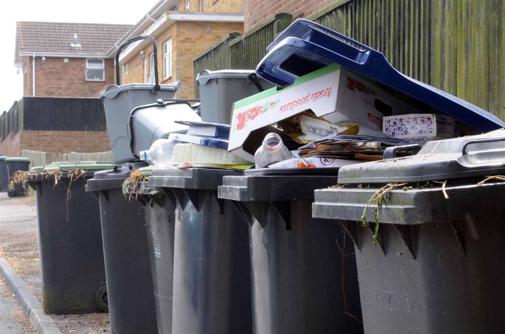 Serco is continuing to miss contractual targets for missed bin collections