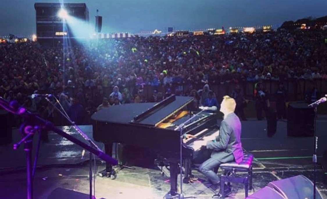 Jon Nickoll performing to 30,000 at Carfest