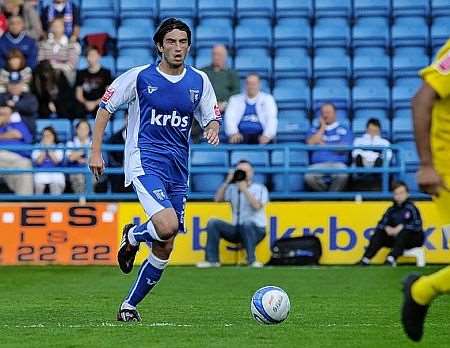 John Nutter tries to set a Gills attack in motion. Picture: Barry Goodwin