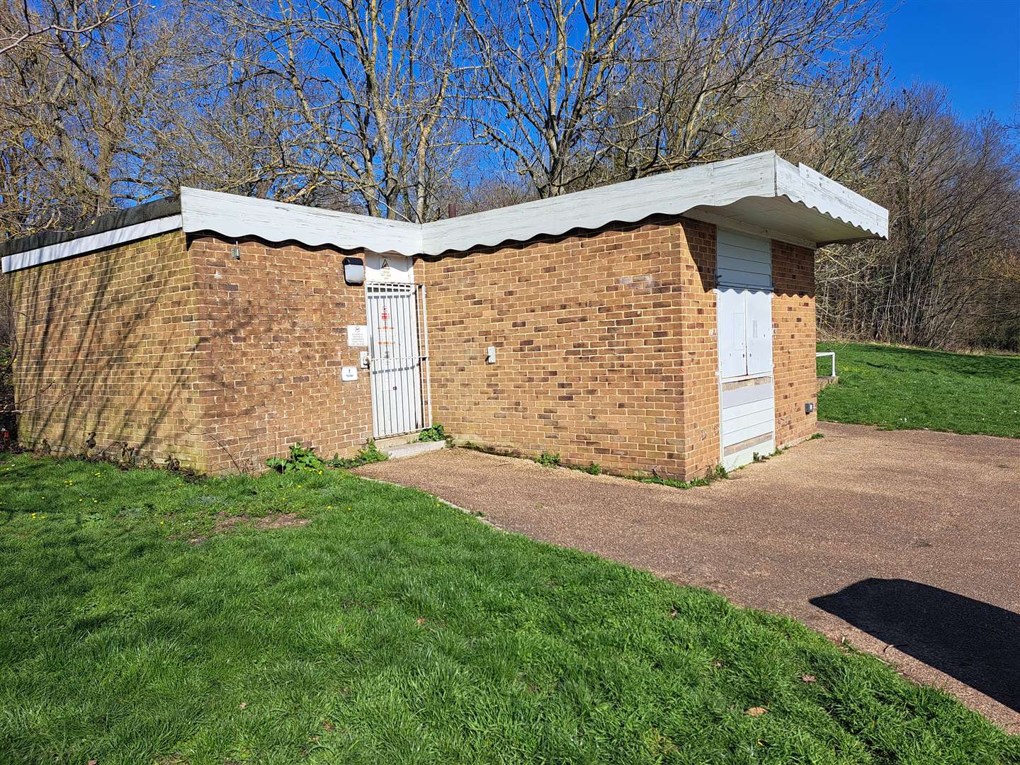 The closed kiosk and toilets at Mote Park