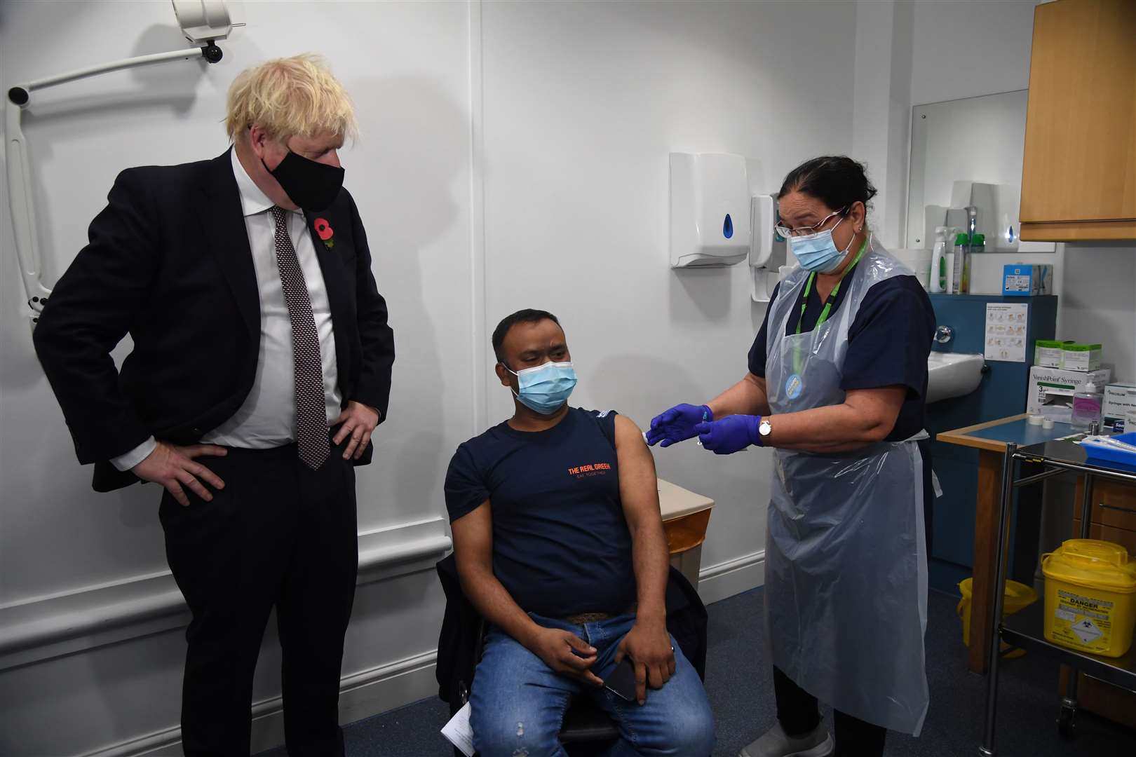 Prime Minister Boris Johnson met Arzou Miah, who received his booster jab (Jeremy Selwyn/Evening Standard/PA)