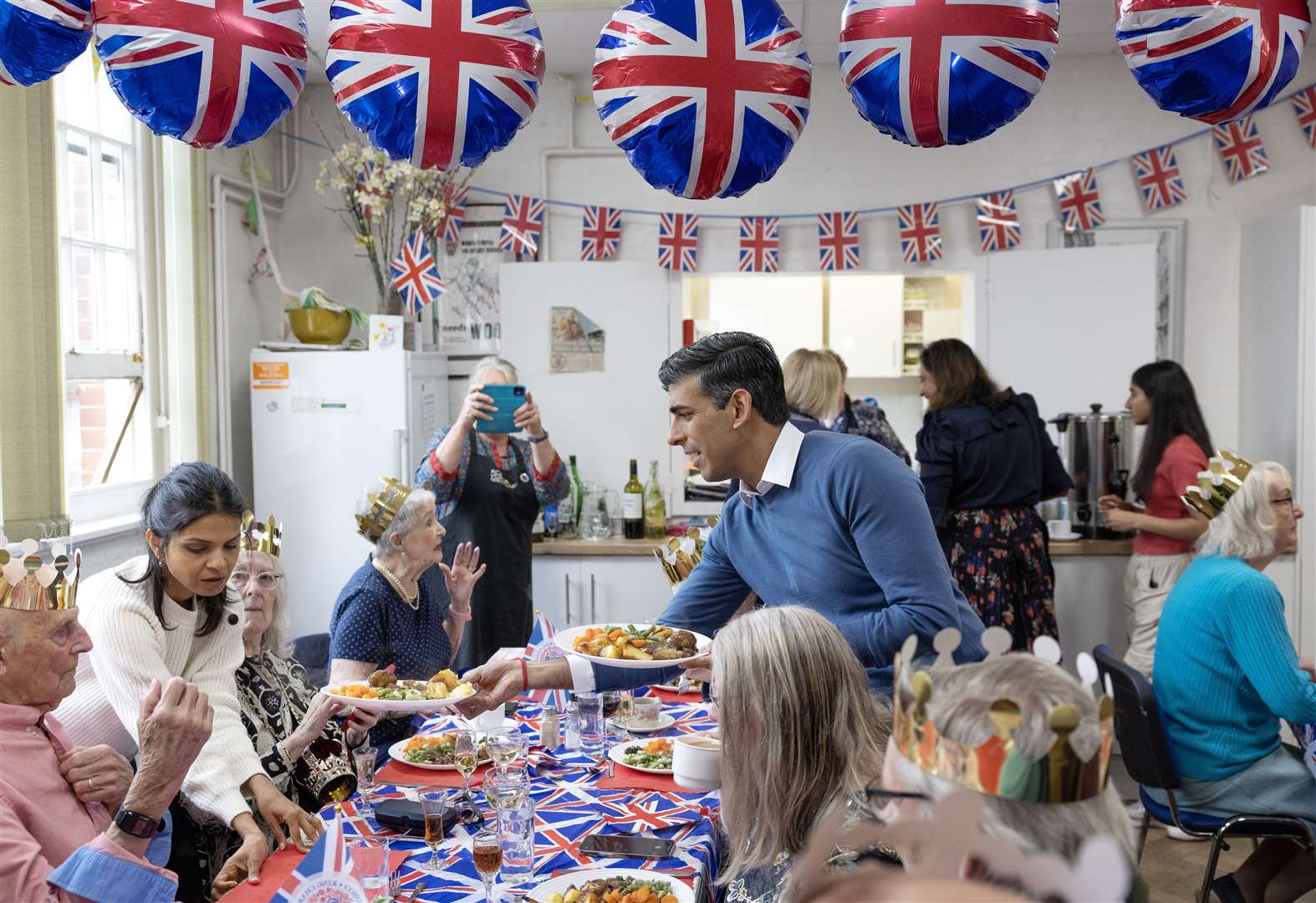 Rishi Sunak and Akshata Murty don aprons as surprise volunteers at ...