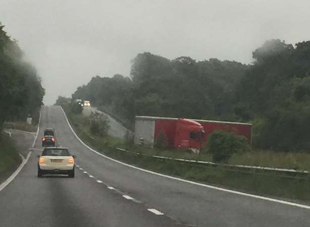 The lorry blocked the whole carriageway