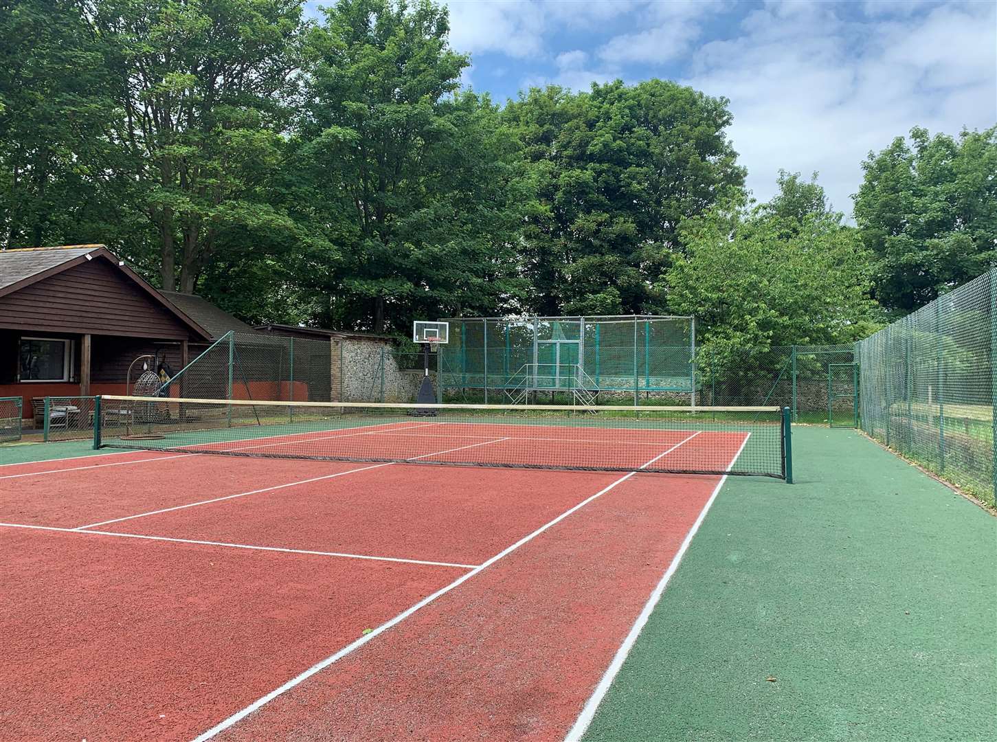 Oxney Court near Dover has a tennis court and a pool