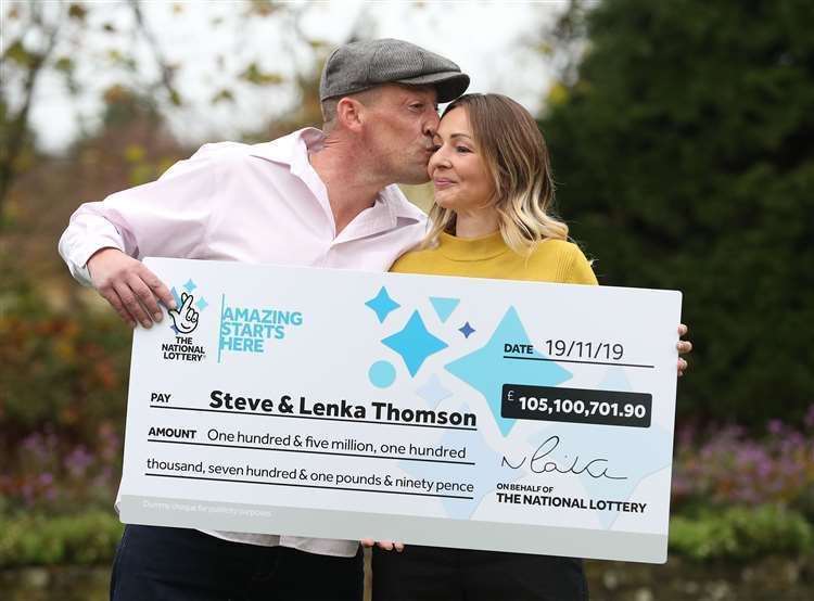 Le Constructeur Indépendant Steve Thomson Et Son Épouse Lenka Thomson, De Selsey, Dans Le West Sussex, Célèbrent Leur Victoire De 105 Millions De Livres Sterling À L'Euromillions.  (Andrew Matthews / Pa)