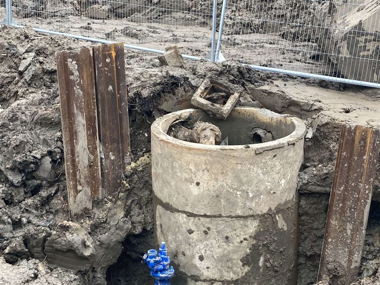 The source of the leak is next to the Kingsferry Boat Club in the shadow of the Kingsferry Bridge on the mainland on the road to Ridham Dock. (57939951)