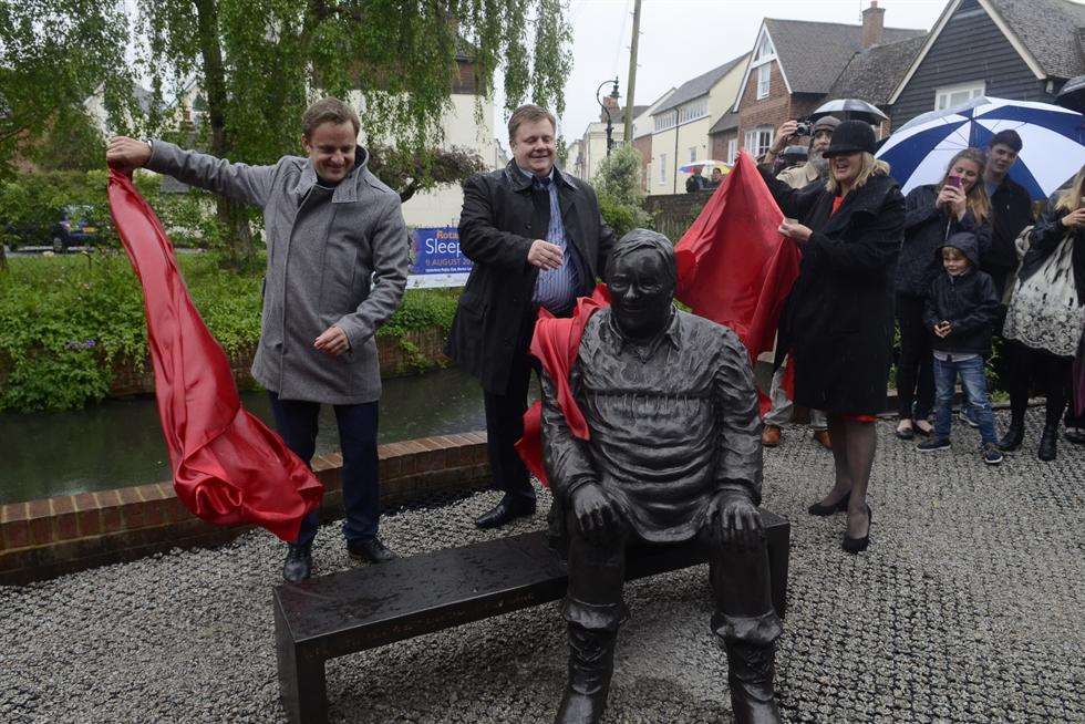 Dave Lee's children revealed the statue of their dad